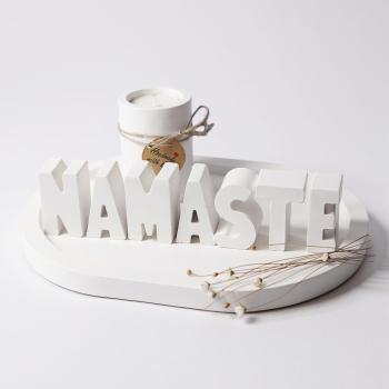 Namaste Dekoteller Set Buchstaben Namaste Teelichthalter oder Stabkerzenhalter Deko aus Raysin - Artikel-Nr. 1100026